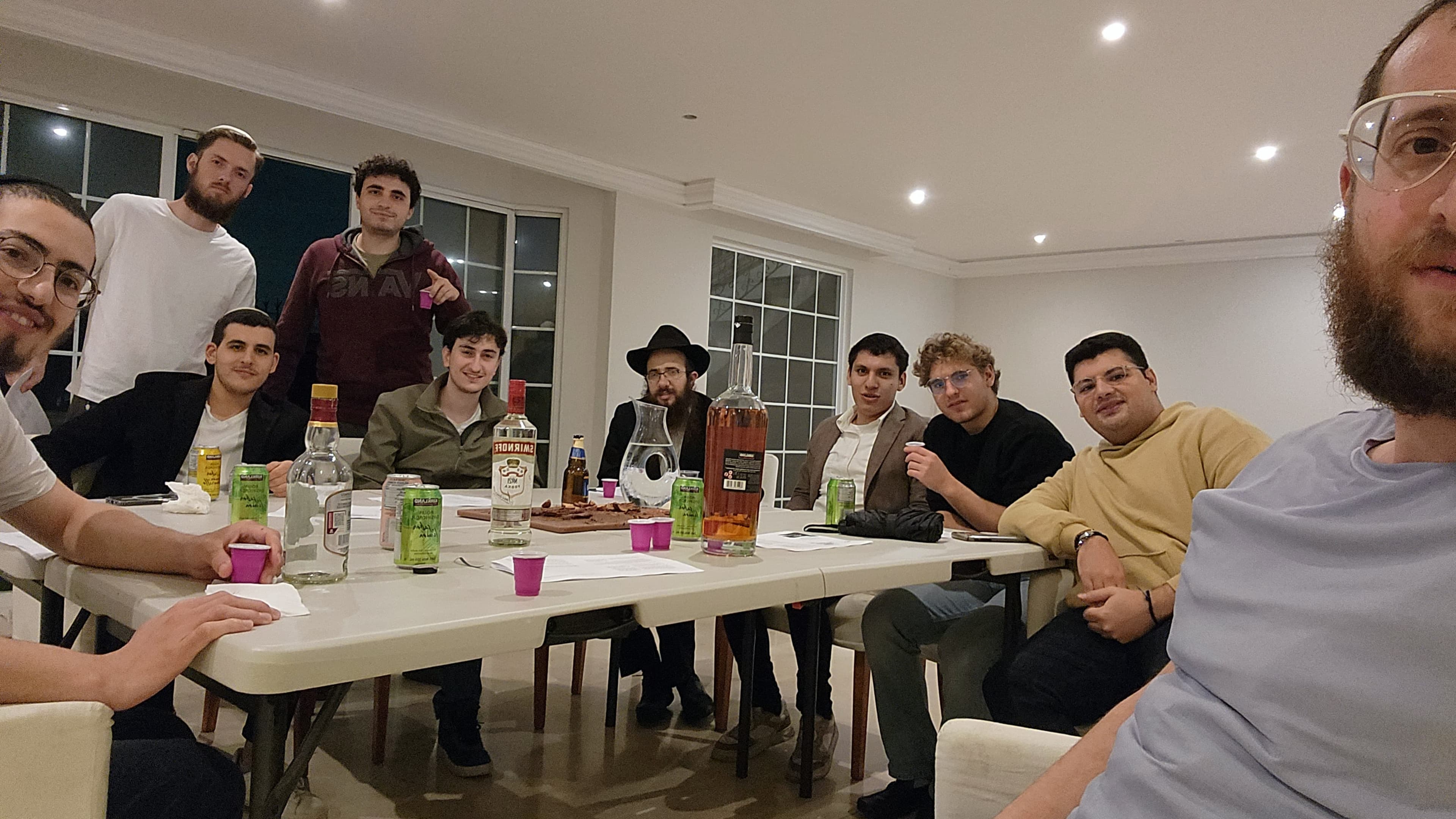 Jóvenes reunidos alrededor de la mesa en Jabad en Campus