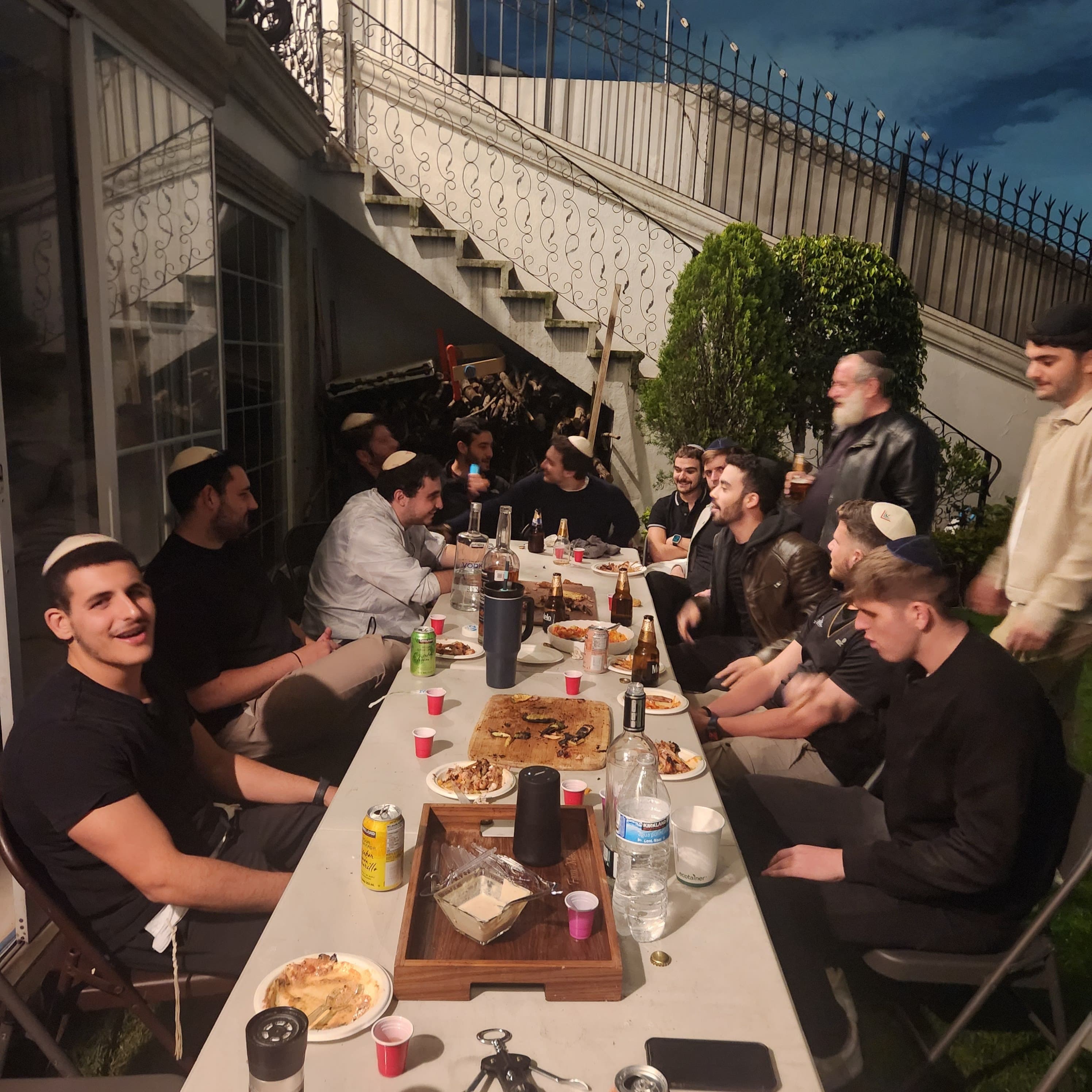 Cena al aire libre con jóvenes de Jabad en Campus