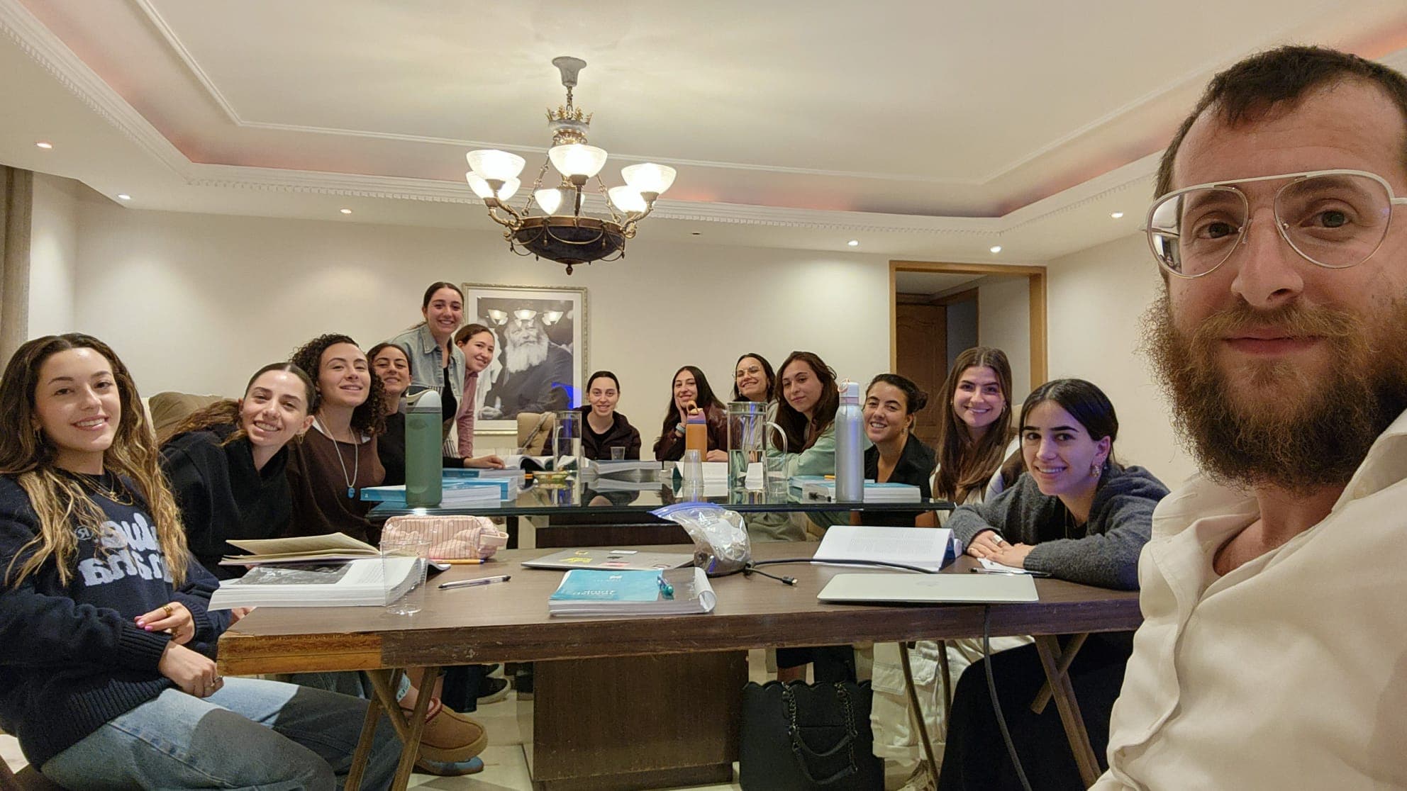 Shiur de Torá para chicas en la casa de Jabad