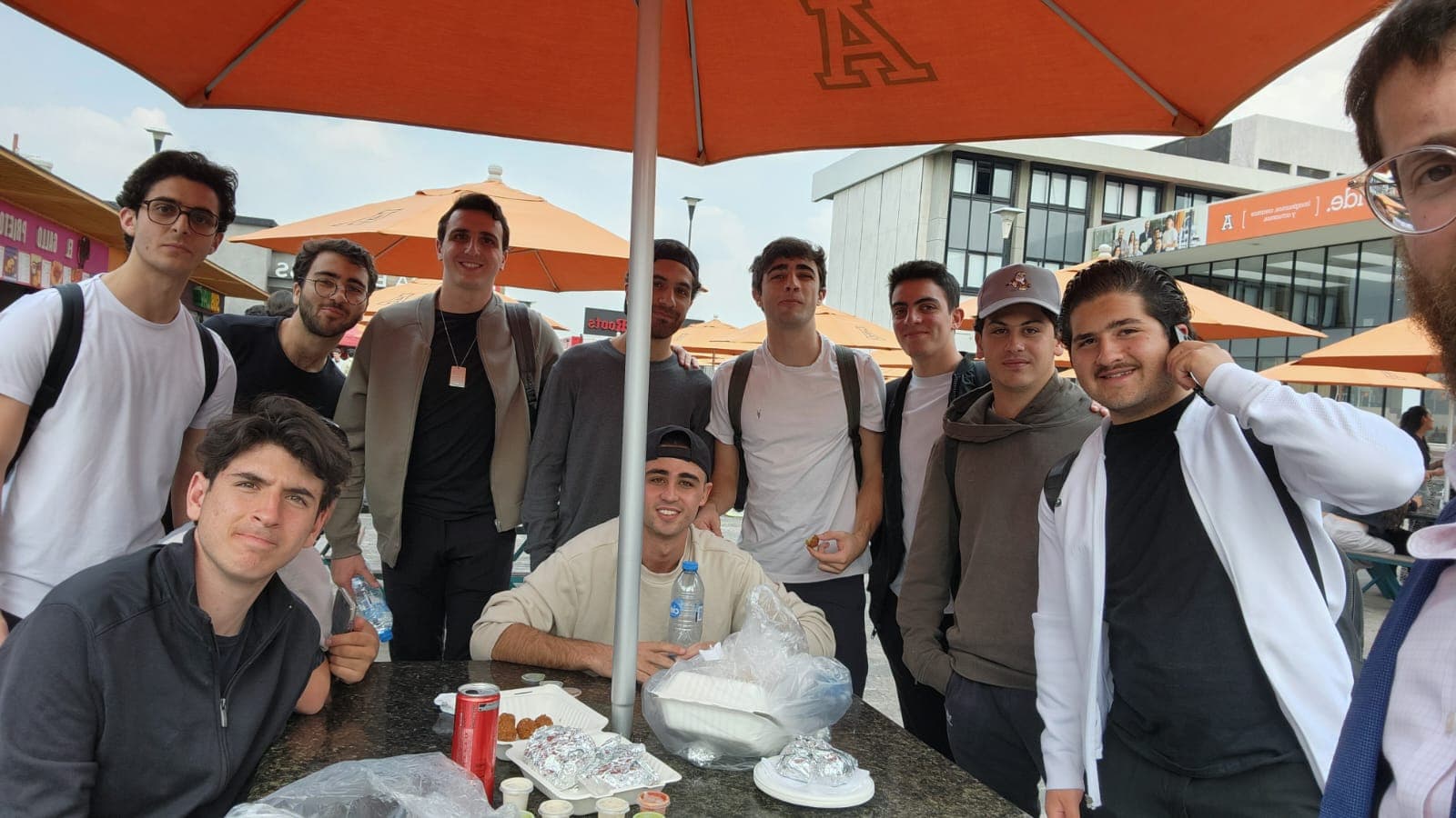 Almuerzo de estudiantes con el rabino en el campus